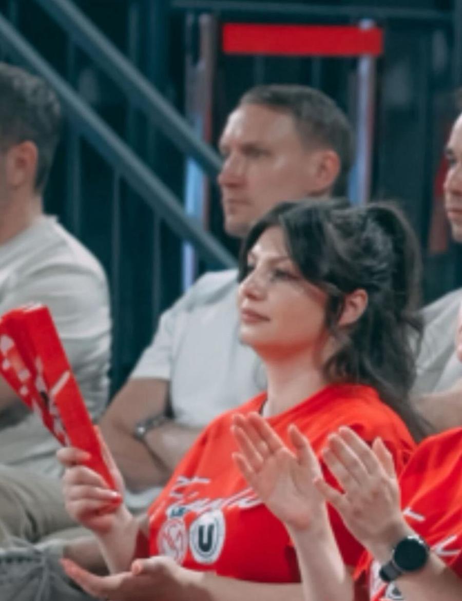 Mikko Riipinen, în plan secund, la courtside, la meciul 1 al finalei LNBM de la Oradea Schimbări masive la CSM Oradea! Vicecampioana României are un nou antrenor și un nou team manager