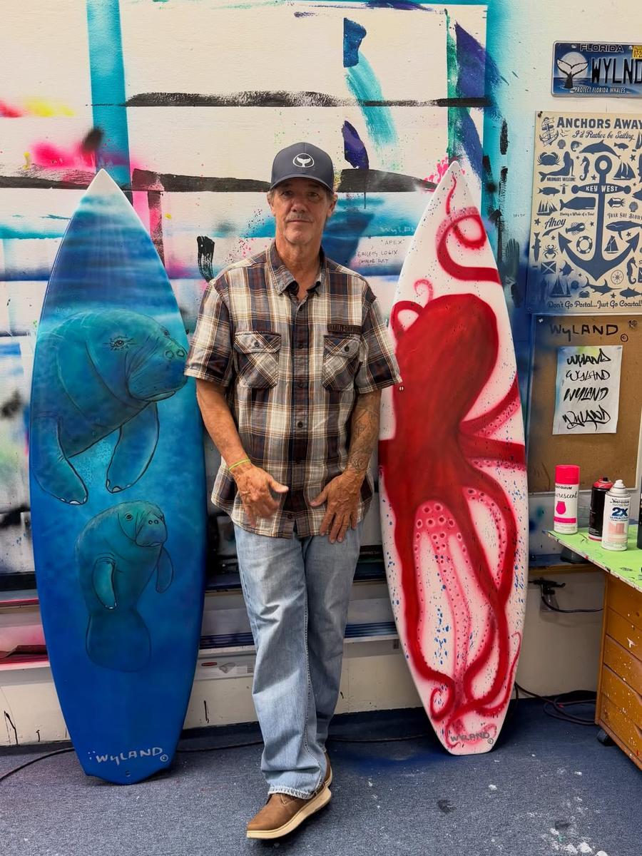Artistul american Wyland // FOTO: Instagram I-au șters pictura murală în pregătirile pentru Mondial! Proces de 25 milioane de dolari