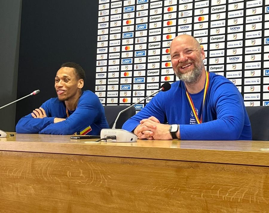 Daron Russell și Mihai Silvășan, la conferința de presă de după câștigarea finalei/Foto: David Istrate (GSP.ro) Fundașul naționalei României a fost desemnat MVP-ul finalei: „Clujul va avea mereu un loc în inima mea”