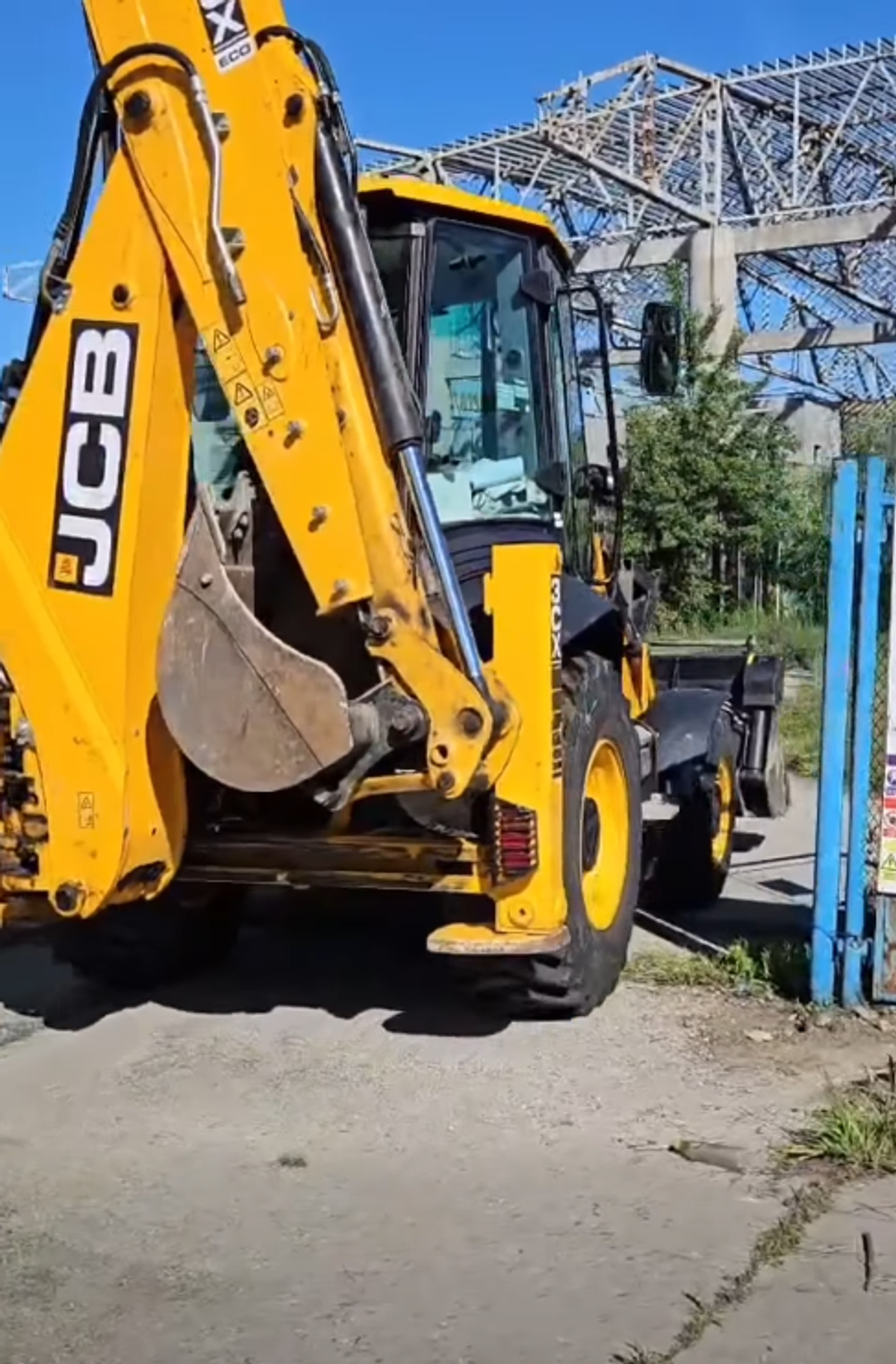 După 14 ani de abandon, lucrările sunt reluate printre buruieni! În ce stadiu e polivalenta de 22 milioane de euro