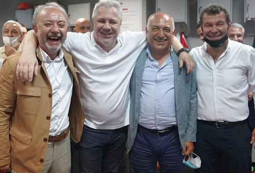Marius Șumudică, alături de șefii lui Gaziantep // FOTO: Facebook.com/gaziantepfk/