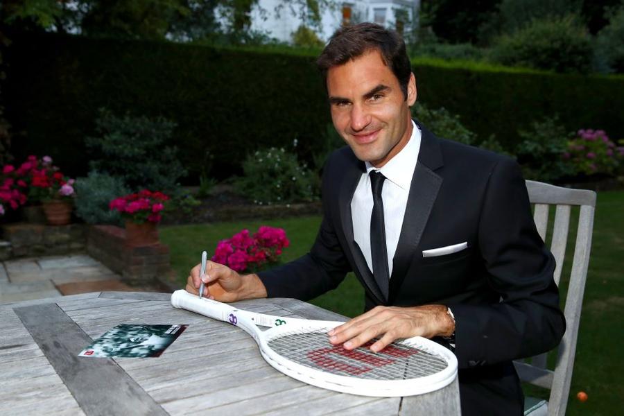 Cele 8 titluri la Wimbledon au fost sărbătorite cu o rachetă inedită Foto Guliver/GettyImages Wimbledon se joacă pe GSP.ro » Un rege elvețian la Londra și istoria lui de succes pe iarba de la All England Club