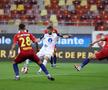 Sergiu Buș (alb) a marcat un gol superb în FCSB - Gaz Metan 2-2