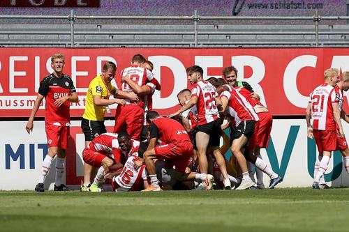 Wurzburger Kickers  a promovat pentru a doua oară în liga secundă