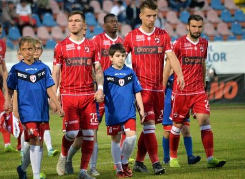 Ionuț Șerban, dreapta imaginii, a semnat prelungirea cu Dinamo