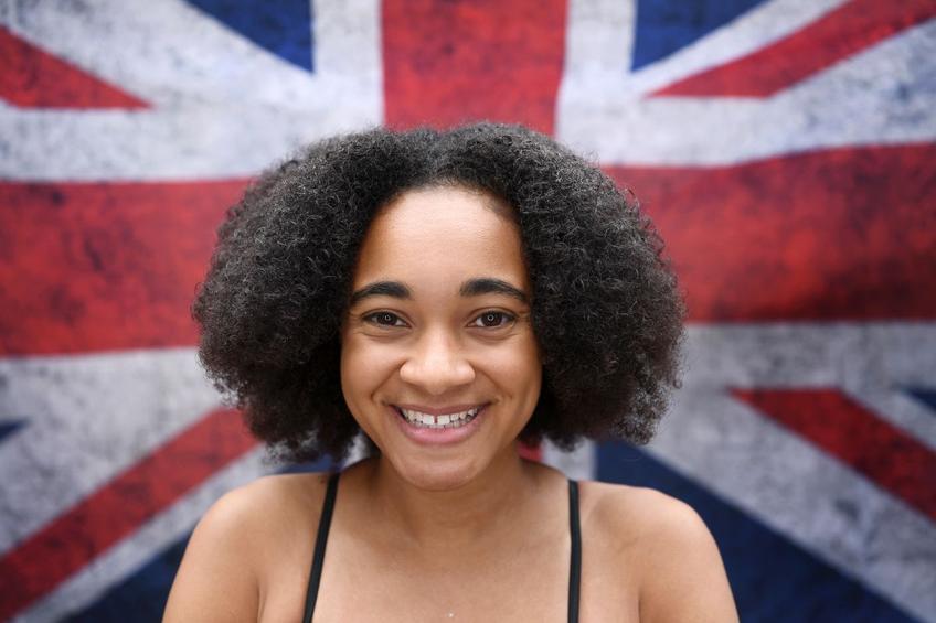 Părul lui Alice Dearing, înotătoare britanică, poate fi cuprins cu greu într-o cască standard // Foto: Getty Images