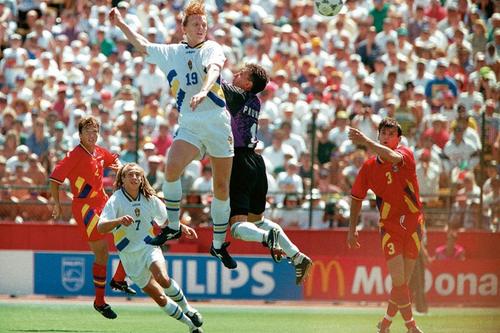 Cel mai „urât” gol din istoria naționalei: Kennet Andersson îl depășește pe Prunea și marchează (foto: Imago)