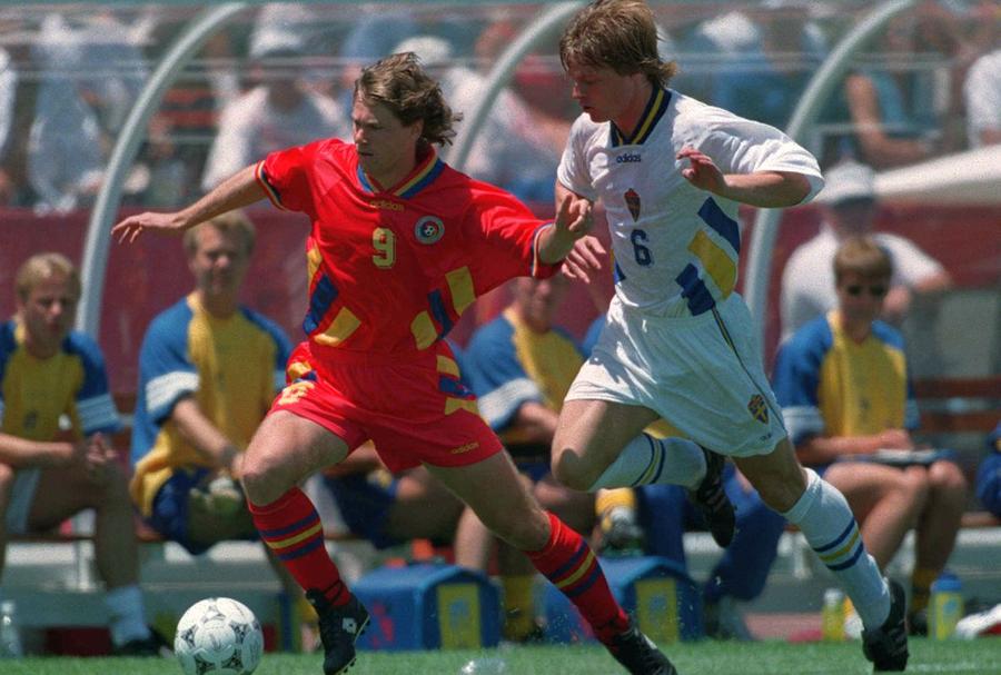 Florin Răducioiu a fost cel mai bun jucător român în meciul cu Suedia Episodul 7: La CM 1994, România avea un singur fotbalist care venea de la un club stelar: Răducioiu