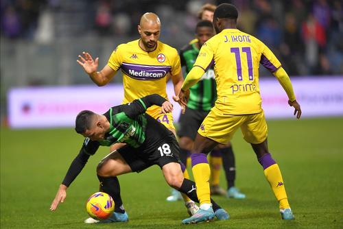 Manchester United a ajuns la un acord cu Sofyan Amrabat (stânga). Foto: Imago Images