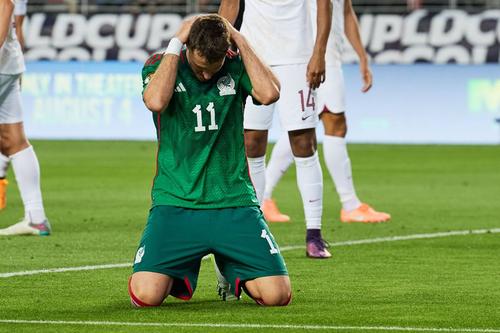Incident teribil duminică noapte, la meciul Mexic - Qatar 0-1. Un suporter mexican a atacat cu cuțitul un grup de alți mexicani și l-a rănit grav pe unul dintre aceștia, lăsându-l sângerând masiv. Foto: Imago
