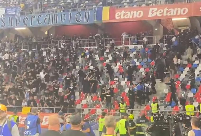 FCSB a învins-o pe Corvinul în Supercupa României, scor 3-0. Fluierul final a declanșat haosul în peluza ocupată de galeria câștigătoarei Cupei.