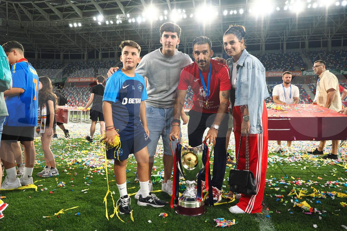 Toate iubitele pe gazon! Imagini de colecție: fotbaliștii celor de la FCSB au sărbătorit alături de partenere triumful din Supercupă » Momente superbe cu familiile lui Pintilii și Charalambous