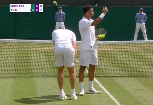 Hubert Hurkacz (27 de ani, 7 ATP) s-a accidentat în setul cu numărul 4 al meciului cu Arthur Fils (20 de ani, 34 ATP) de la Wimbledon. Polonezul era condus cu scorul de 6-7(2), 4-6, 6-2, 6-6(8-7).