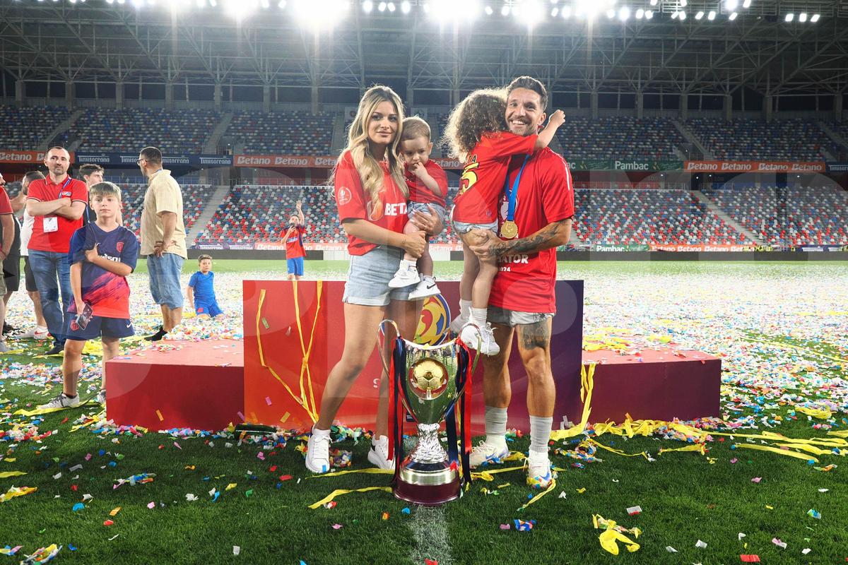 Imagini de colecție: fotbaliștii de la FCSB au sărbătorit alături de partenere triumful din Supercupa României