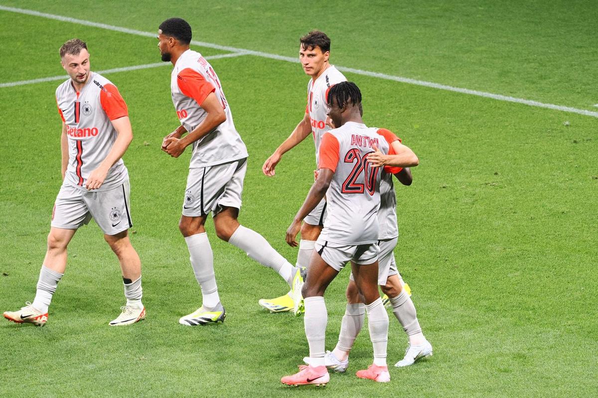 Bravo, n-ai stil! Alegeri stranii: FCSB și Corvinul și-au bulversat fanii la primul meci al sezonului