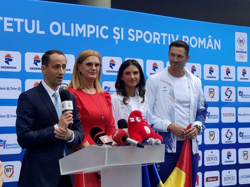 Mihai Covaliu, Elisabeta Lipă și soții Cozmiuc la ceremonia de joi FOTO Luminița Paul