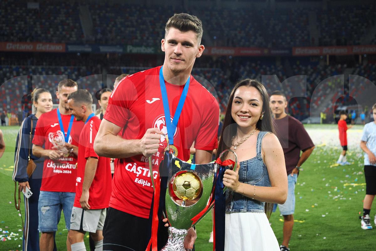 Imagini de colecție: fotbaliștii de la FCSB au sărbătorit alături de partenere triumful din Supercupa României