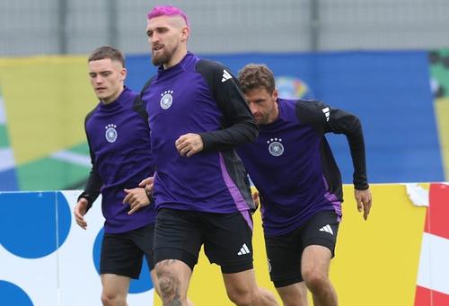 Robert Andrich, 29 de ani, și-a vopsit părul roz / Foto: Bild
