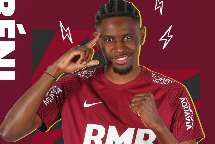 Beni Nkololo a devenit „feroviar” cu acte în regulă / Sursă foto: Facebook@ CFR Cluj Transfer la CFR Cluj! Ardelenii și-au luat marcator din Arabia Saudită: „CFR-iști, faceți cunoștință cu noua noastră extremă dreaptă”