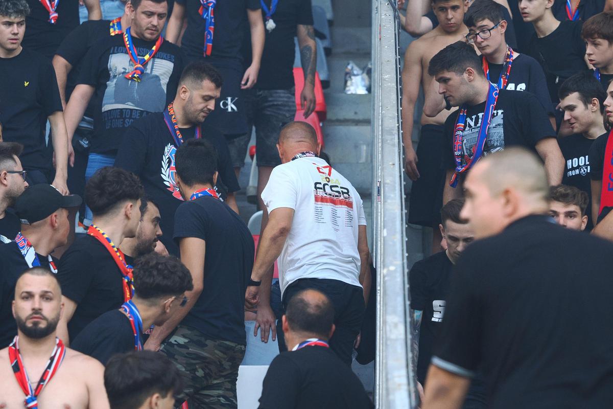 Momente violente în Ghencea! Ultrașii Stelei s-au încăierat cu jandarmii: de unde a pornit totul