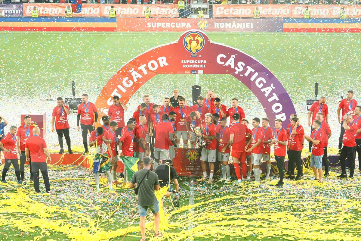 Imagini de colecție: fotbaliștii de la FCSB au sărbătorit alături de partenere triumful din Supercupa României