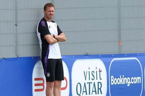 Julian Nagelsmann sprijinit de „zidul” pe caree l-a ridicat în jurul terenului / Foto: Bild