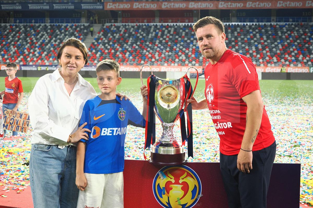 Toate iubitele pe gazon! Imagini de colecție: fotbaliștii celor de la FCSB au sărbătorit alături de partenere triumful din Supercupă » Momente superbe cu familiile lui Pintilii și Charalambous