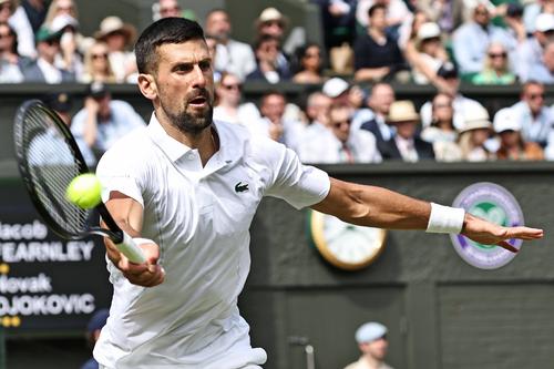 Novak Djokovic (2 ATP) își continuă drumul către cel de-al 8-lea titlu de la Wimbledon. Sârbul l-a învins pe tânărul de 22 de ani Jacob Fearnley (277 ATP), în patru seturi (6-3, 6-4, 5-7, 7-5) și s-a calificat în șaisprezecimile de finală.