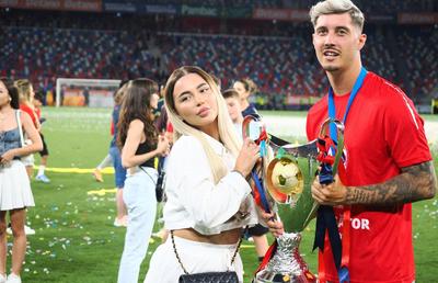 Toate iubitele pe gazon! Imagini de colecție: fotbaliștii celor de la FCSB au sărbătorit alături de partenere triumful din Supercupă » Momente superbe cu familiile lui Pintilii și Charalambous