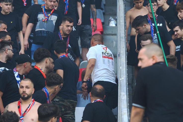 Bătălia galeriilor la FCSB - Corvinul. Peluza Sud Steaua a fost prezentă alături de hunedoreni / foto: Ionuț Iordache (GSP)