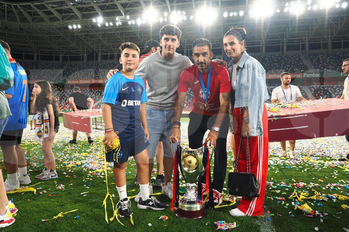 Toate iubitele pe gazon! Imagini de colecție: fotbaliștii celor de la FCSB au sărbătorit alături de partenere triumful din Supercupă » Momente superbe cu familiile lui Pintilii și Charalambous