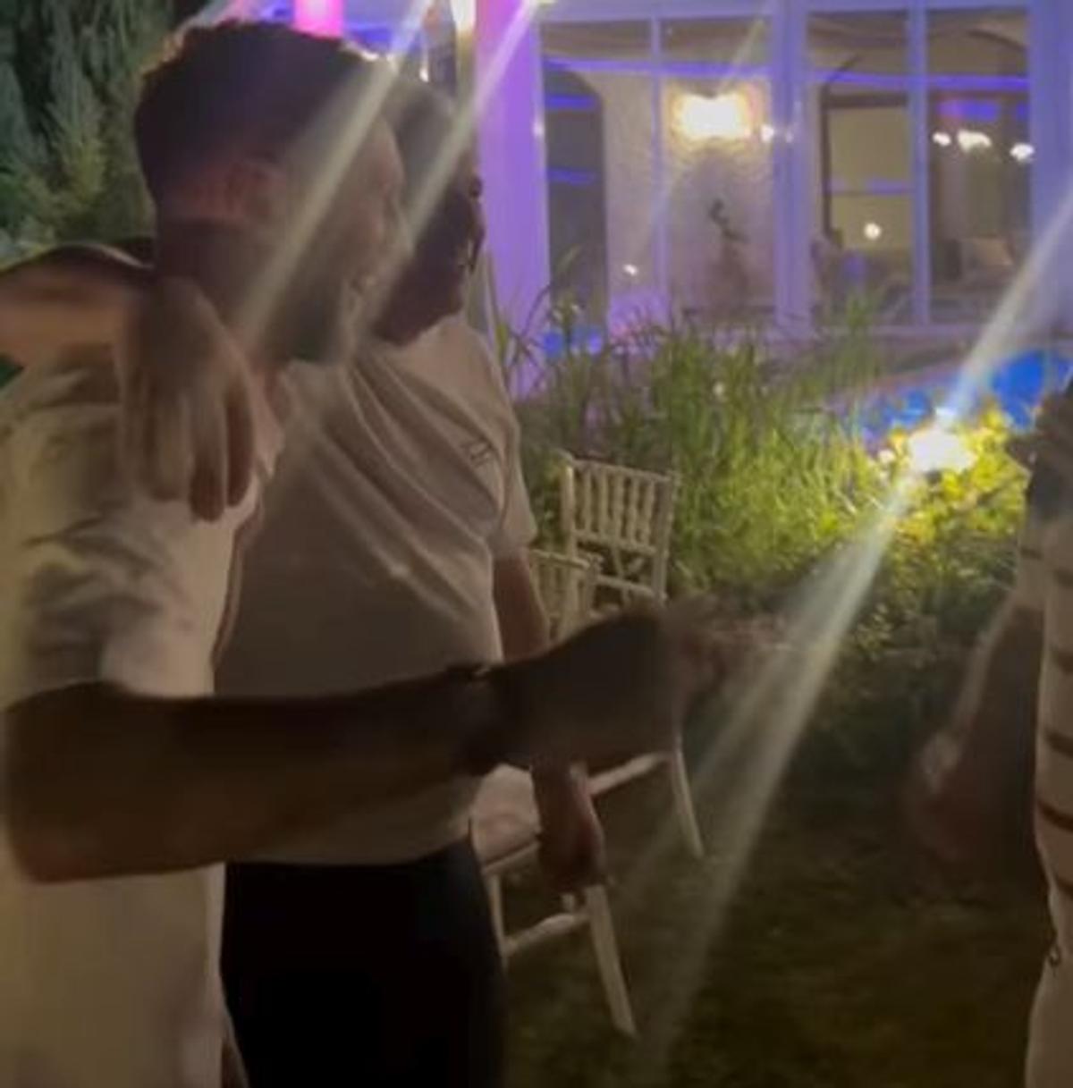 Marius Șumudică a aruncat cu bani în lăutarul care-i cânta la ziua lui Denis Drăguș: „Când nevasta te iubește și casa îți înflorește!”