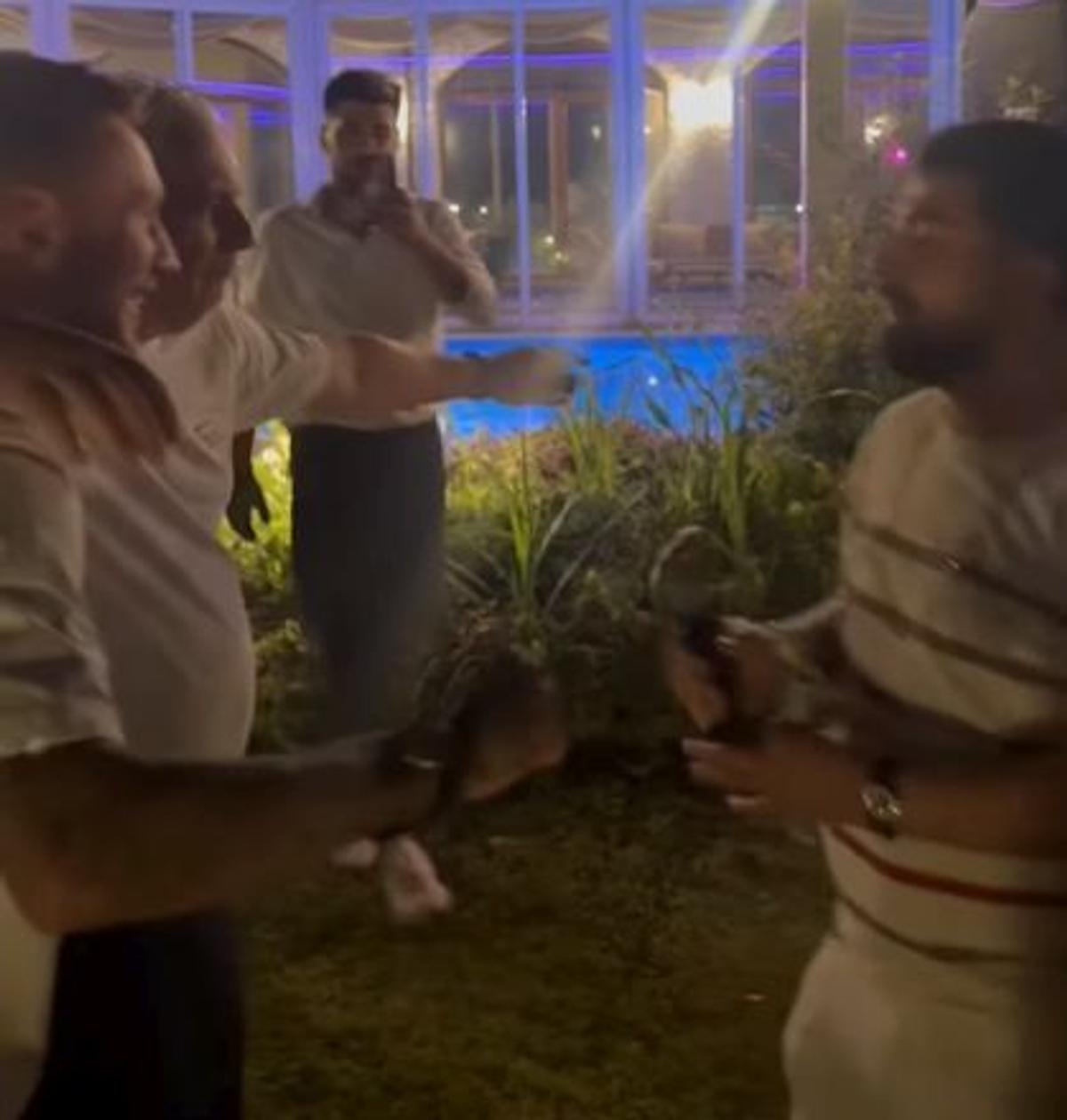 Marius Șumudică a aruncat cu bani în lăutarul care-i cânta la ziua lui Denis Drăguș: „Când nevasta te iubește și casa îți înflorește!”