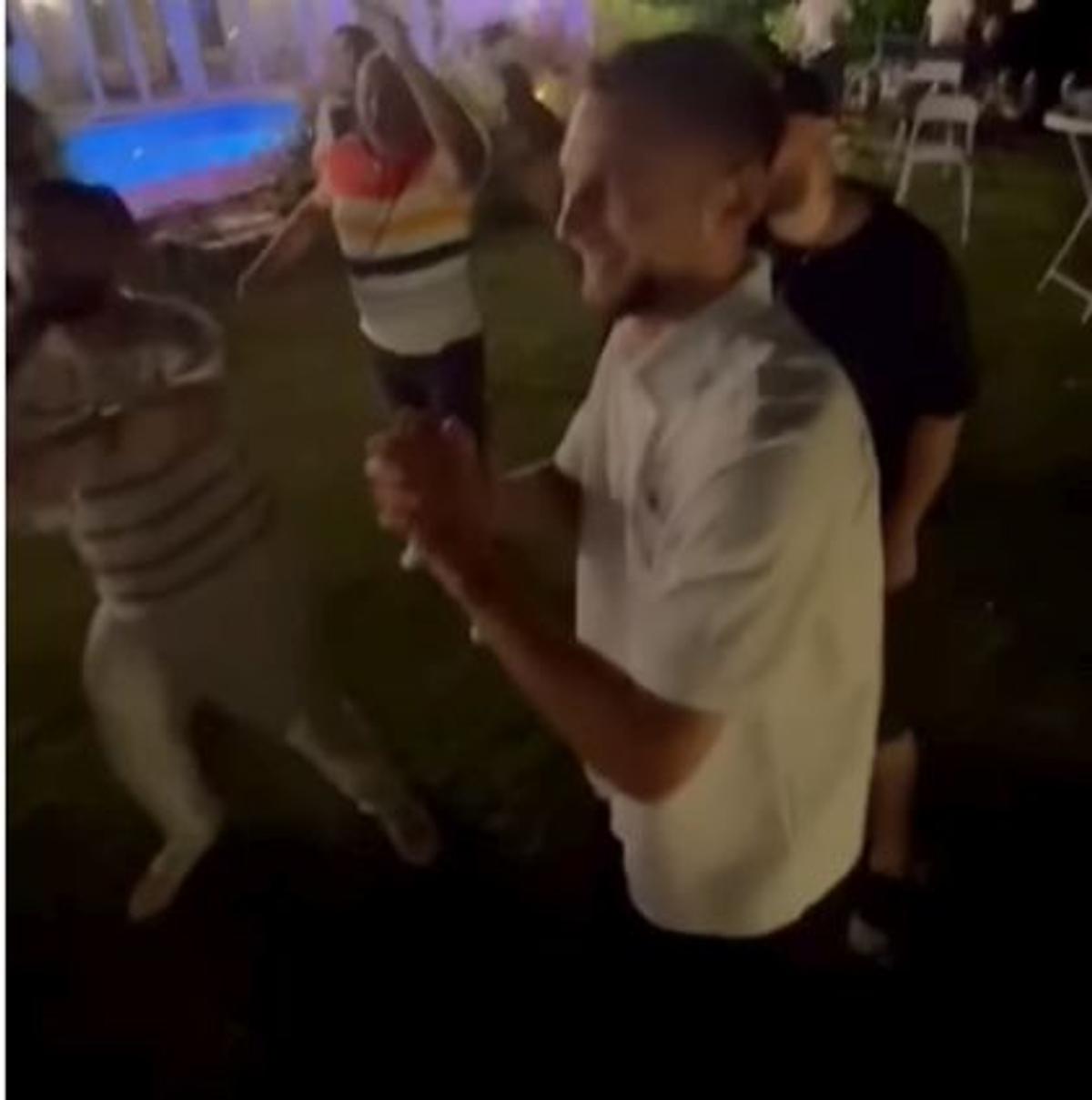 Marius Șumudică a aruncat cu bani în lăutarul care-i cânta la ziua lui Denis Drăguș: „Când nevasta te iubește și casa îți înflorește!”