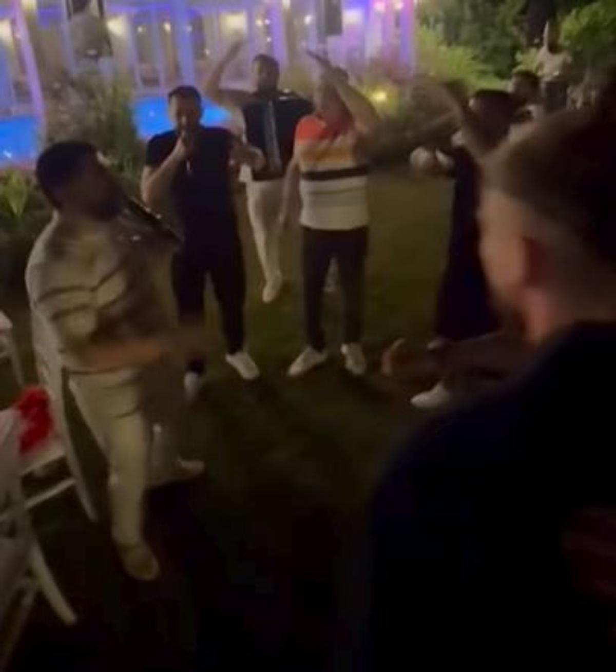 Marius Șumudică a aruncat cu bani în lăutarul care-i cânta la ziua lui Denis Drăguș: „Când nevasta te iubește și casa îți înflorește!”