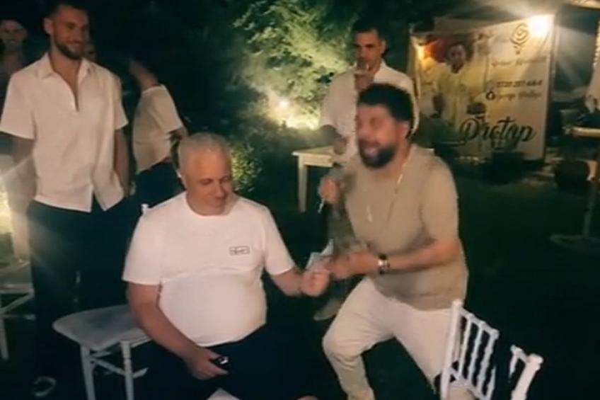 Marius Șumudică dă bani la lăutari la ziua de naștere a lui Denis Drăguș. Foto: TikTok @robertne38