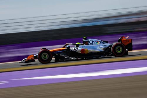 Lando Norris este în fruntea clasamentului, urmat de Leclerc și Hamilton, în a doua sesiune de antrenamente de la Silverstone. Foto: Imago