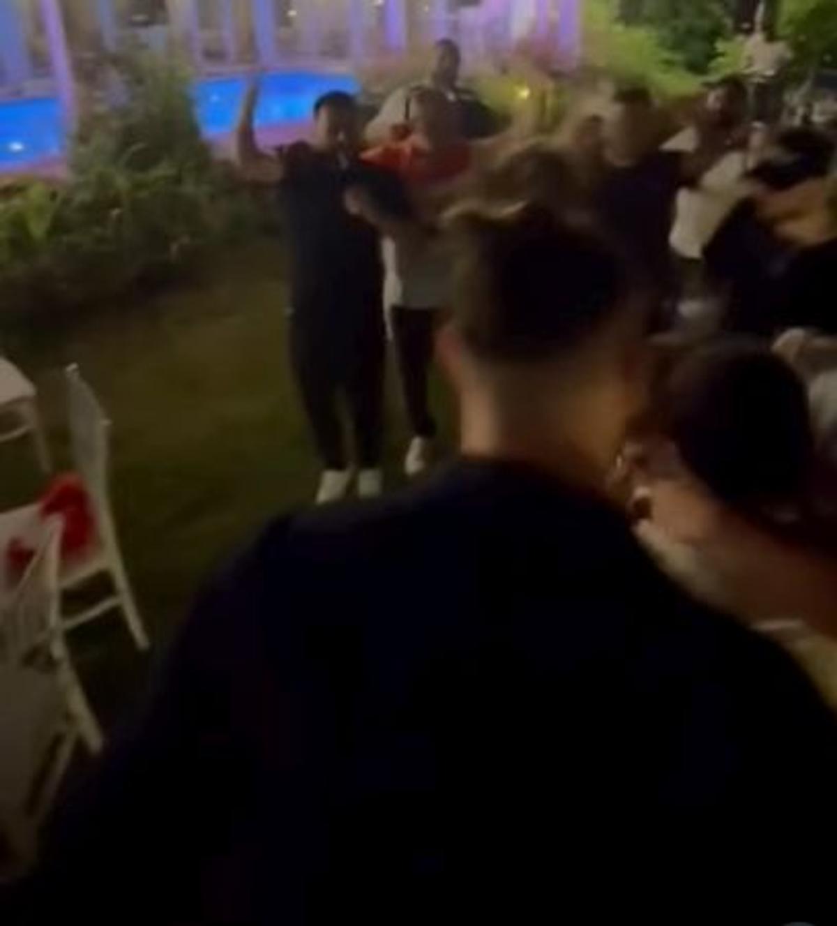 Marius Șumudică a aruncat cu bani în lăutarul care-i cânta la ziua lui Denis Drăguș: „Când nevasta te iubește și casa îți înflorește!”