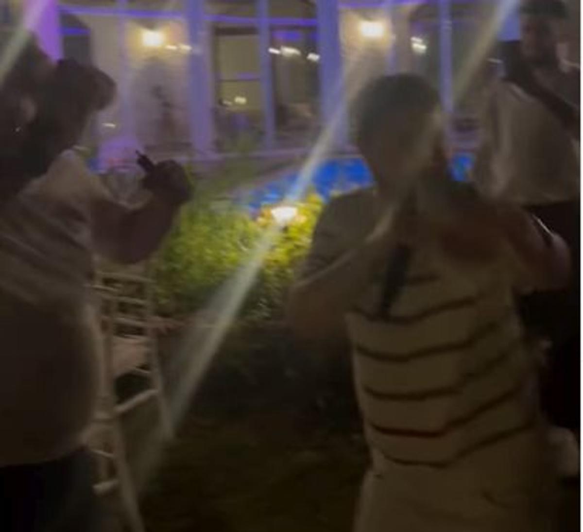 Marius Șumudică a aruncat cu bani în lăutarul care-i cânta la ziua lui Denis Drăguș: „Când nevasta te iubește și casa îți înflorește!”