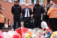 Gest impresionant al lui Everton după decesul lui Diogo Jota » Doi jucători, alături de ambasadorul clubului, l-au omagiat pe Diogo Jota în fața stadionului Anfield