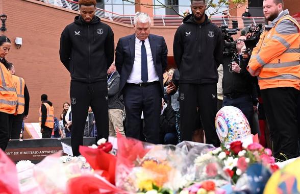 Gest impresionant al lui Everton după decesul lui Diogo Jota » Doi jucători, alături de ambasadorul clubului, l-au omagiat pe Diogo Jota în fața stadionului Anfield