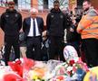 Doi jucători ai lui Everton, alături de ambasadorul clubului, l-au omagiat pe Diogo Jota în fața stadionului „Anfield Road” / Foto: Instagram Liverpool