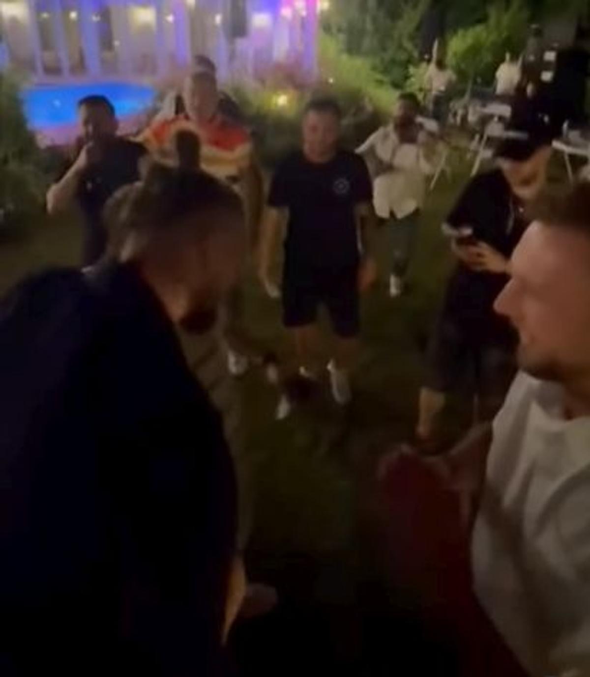 Marius Șumudică a aruncat cu bani în lăutarul care-i cânta la ziua lui Denis Drăguș: „Când nevasta te iubește și casa îți înflorește!”