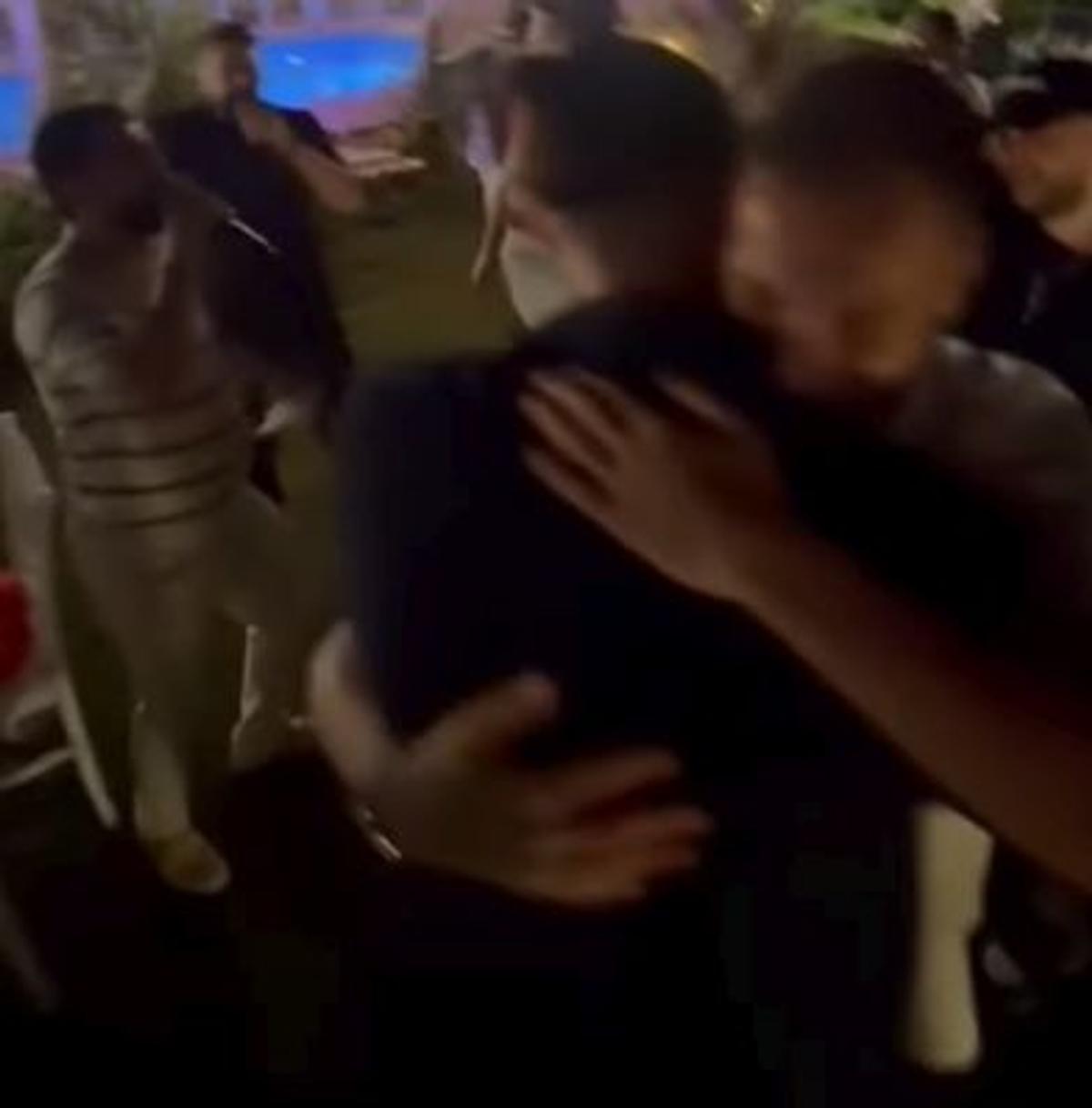 Marius Șumudică a aruncat cu bani în lăutarul care-i cânta la ziua lui Denis Drăguș: „Când nevasta te iubește și casa îți înflorește!”