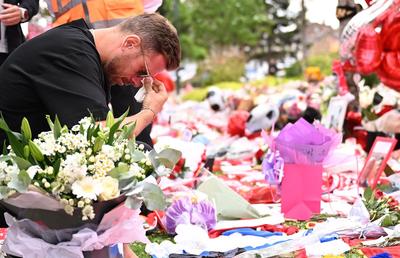Liverpool, în doliu » Fanii și oamenii din fotbal îi aduc un ultim omagiu lui Diogo Jota: imagini înduioșătoare în apropierea Anfield Road