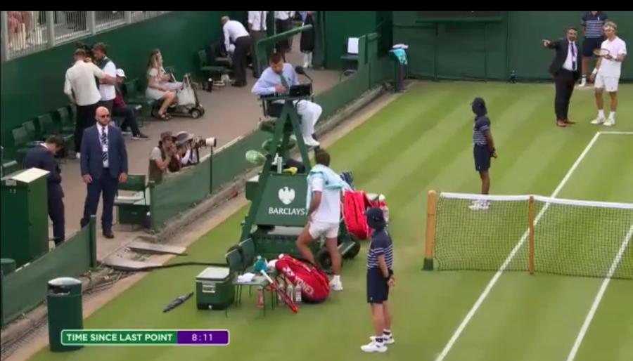 Tomas Machac a avut o discuție aprinsă cu arbitrul britanic Jack Askew. Foto: X.com „Acești oameni nu au creier!” » Tensiuni la Wimbledon: „Dacă aș avea «un accident în pantaloni?»”