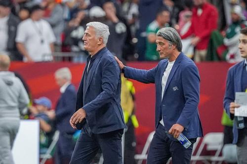 Petkovic, aici consolat de Murat Yakin, este printre cei mai buni selecționeri care s-au perindat pe banca Algeriei, potrivit Blick. Foto: Imago Images