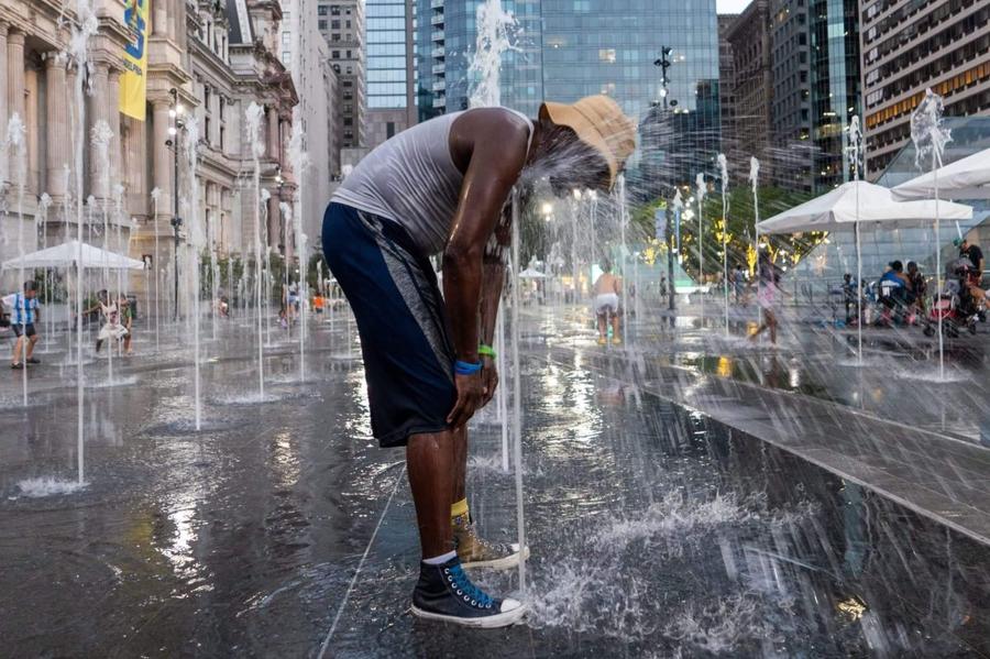 Canicula de la Philadephia va pune probleme atât jucătorilor francezi și paraguayeni, dar și zecilor de mii de spectatori de la stadion și din fan-zone Cod roșu la Philadelphia: jucătorii vor resimți la sol 46 de grade! Primul meci de la Mondial care se va juca în condiții extreme