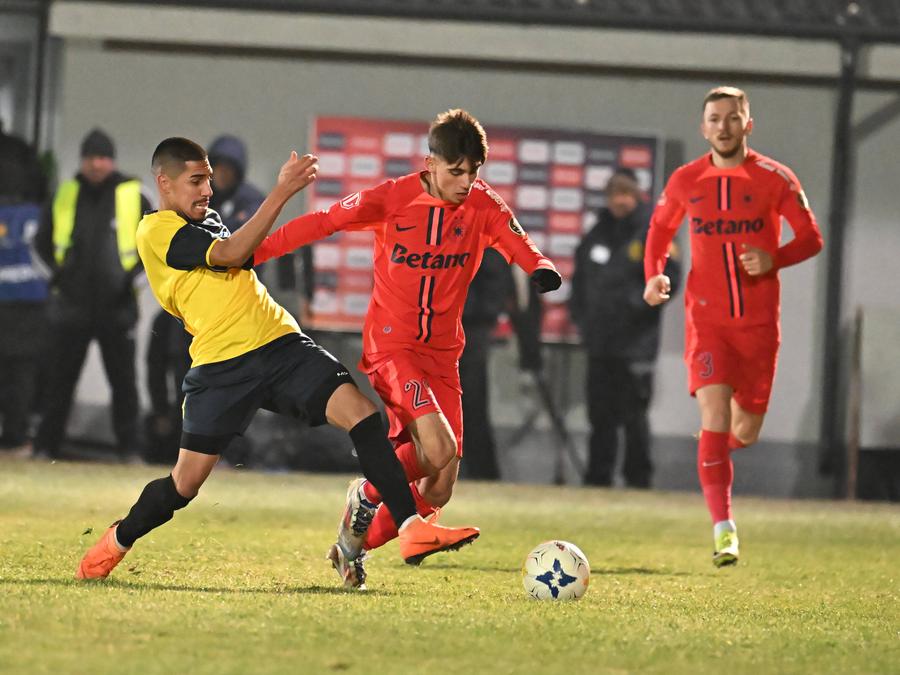 Colibășanu, aici în duel pentru minge, a bifat 3 apariții la seniorii FCSB-ului, apoi a ieșit de pe radar FCSB a păstrat doar 3 nume din generația Youth League » Mihai Stoica anunța triumfător: „Învățați aceste nume”