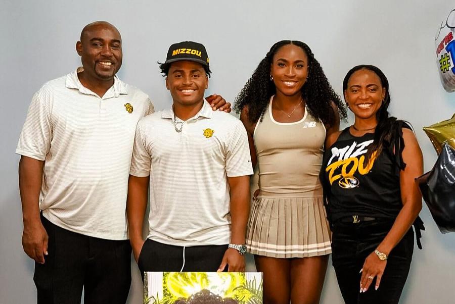 Coco Gauff între părinții ei și fratele Codey Foto: Instagram Dubla campioană de Grand Slam nu e pasionată de sportul practicat de fratele ei: „Nu l-aș urmări, dacă nu ar juca el”